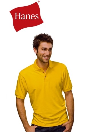 Uśmiechnięty mężczyzna prezentuje żółtą koszulkę polo z krótkim rękawem na białym tle, nadrukowane logo Hanes w lewym górnym rogu.